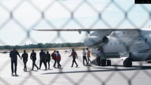 Juez de Florida rechaza petición del gobernador DeSantis por vuelos de migrantes venezolanos