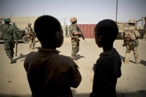 Más de la mitad de niños desplazados en Mali no tienen documento de identidad