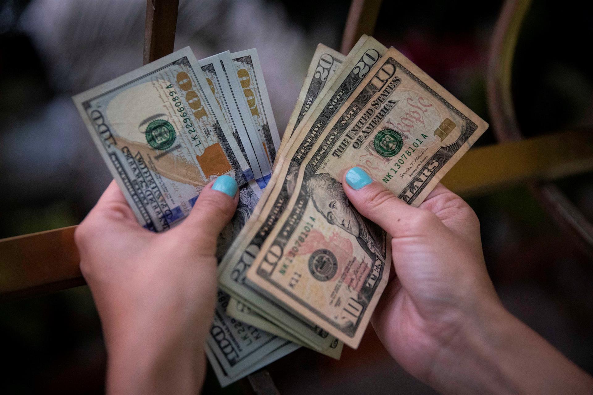 Más del 50% de las transacciones en Venezuela se hacen en divisas, según experto