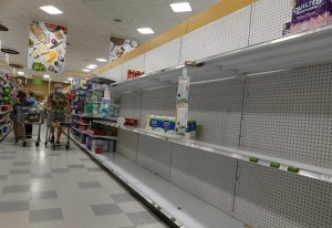 La llegada de la tormenta Ian causa estragos en los supermercados de Miami