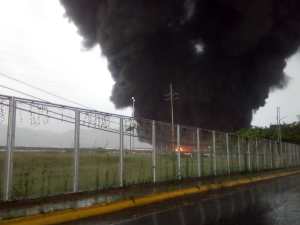 EN IMÁGENES: Se registró un incendio en la refinería de Puerto La Cruz