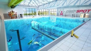 VIDEO: El vertiginoso interior de una piscina que mide como un edificio de 14 pisos