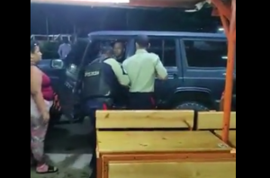 VIDEO: Uniformados bajaron del carro a otro policía en Anzoátegui, le quitaron el arma y su dinero