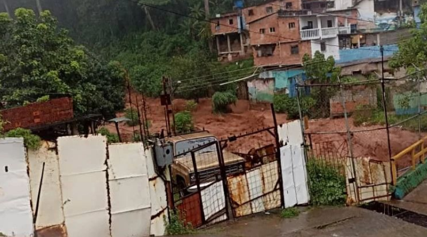 Fuertes lluvias en Táchira provocaron el desbordamiento de una quebrada (Videos)