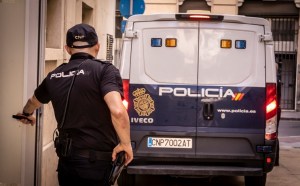 Hombre agredió sexualmente a su perra en plena calle de España