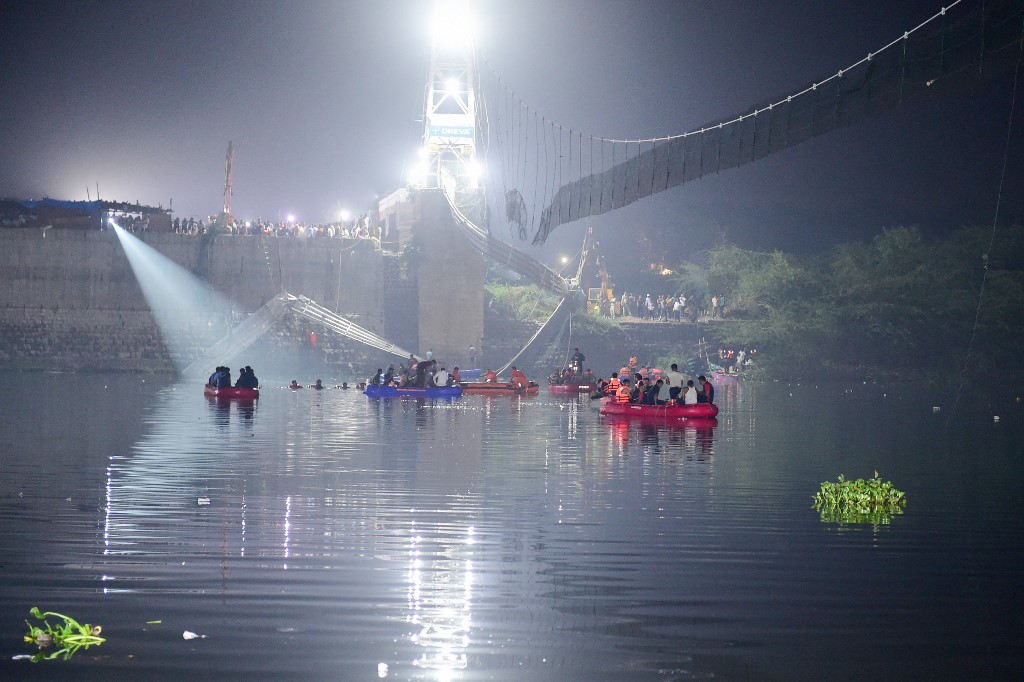 Contaron al menos 120 muertos tras colapso de puente colgante en India (Fotos)