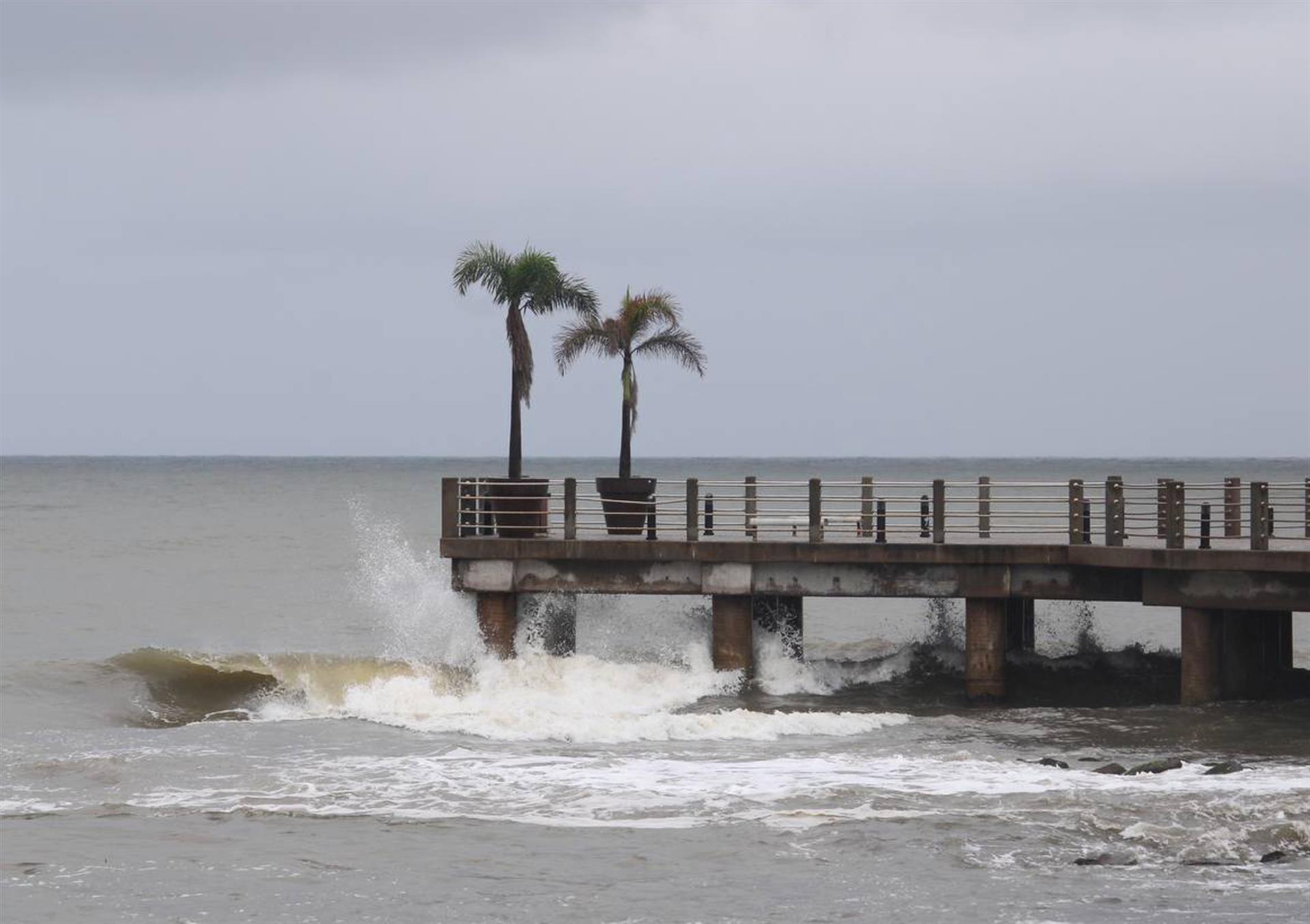 Tormenta tropical Karl busca tierra lentamente cerca de las costas de México