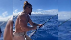 Jason Momoa navega, toma el sol con poquita ropa y enseña más de la cuenta por un descuido (VIDEO)