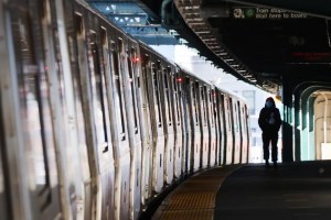 Tragedia en Nueva York: Se le enganchó la ropa a puerta del vagón y fue arrastrado por el tren hasta morir