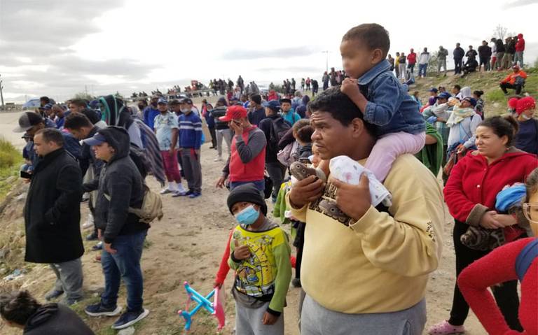 “¡Queremos trabajar!”, se escucha mientras entonan el himno nacional de Venezuela a orillas de río Bravo en la frontera de EEUU