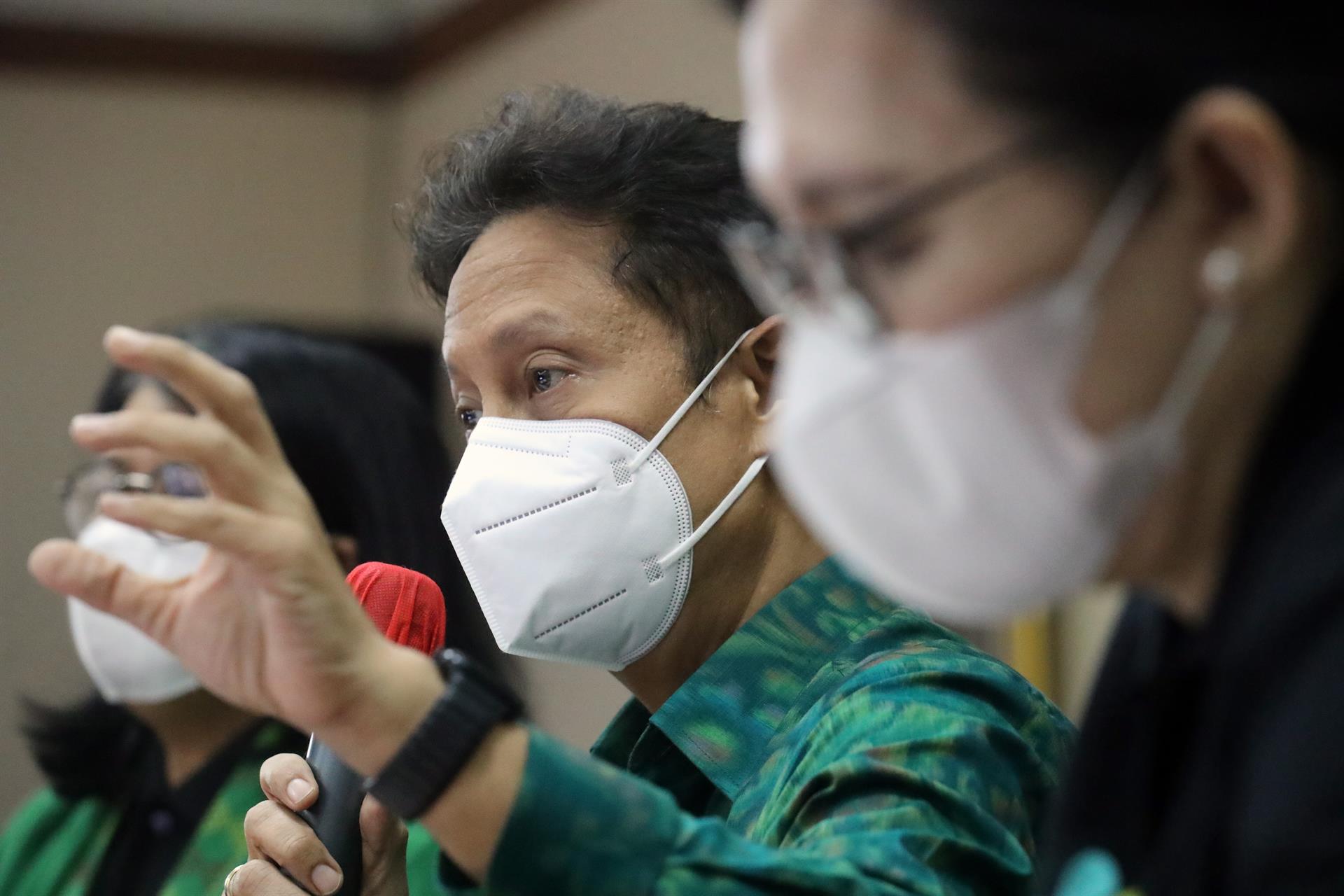 Indonesia halla disolventes en jarabes tras muerte de al menos 133 niños