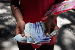 José Guerra: El bolívar se ha depreciado 43% con respecto al dólar durante noviembre
