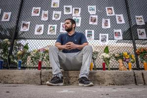 “Muros de esperanza”, la historia del venezolano que construye memoriales para las víctimas ante cualquier desgracia