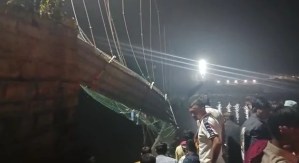 Colapsa un puente con cientos de personas en el oeste de la India