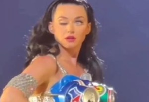 “Que la reinicien”: A Katy Perry se le cayó un párpado en pleno concierto en Las Vegas