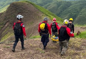Rescatistas salvan a tres abuelos atrapados en zona montañosa tras el deslave en Las Tejerías (Imágenes)