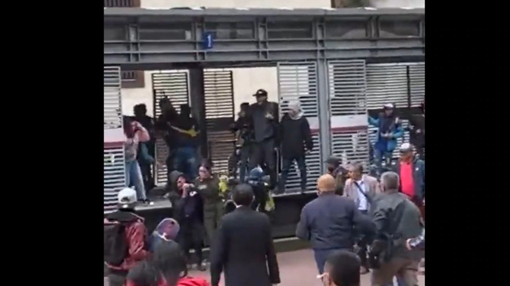 Vándalos atacaron a una policía en estación de Transmilenio en Bogotá (Video)
