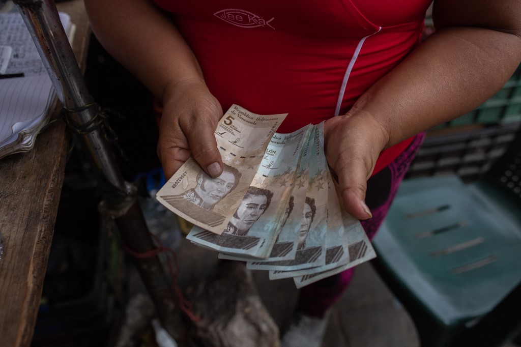 Ajuste de bonos del régimen “obrero” de Maduro entierra derechos laborales