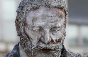 Polémica en Francia por una estatua de Víctor Hugo que muestra al escritor con la cara negra