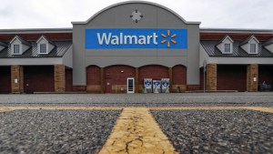 Captado en VIDEO: Más de 20 personas asaltan un Walmart en EEUU