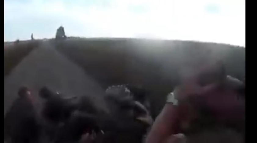 VIDEO: soldados rusos huyen desesperados de Ucrania y terminan volcando su blindado