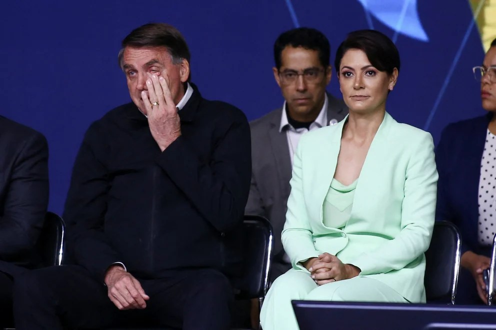 Esposa de Bolsonaro confirmó que fue hospitalizado por dolores abdominales, pero sin aclarar dónde