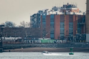 Conmoción en El Bronx: Oficial penitenciario fue apuñalado 15 veces por recluso dentro de Rikers Island