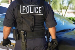 Hombre armado y peligroso huye tras dispararle a su esposa a sangre fría frente a su hijo en Arizona