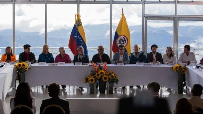 La FOTO oficial de los miembros del diálogo de paz entre el gobierno de Petro y el ELN en Caracas