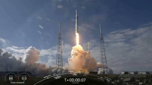 Un cohete de SpaceX despega con dos satélites de las Fuerzas Armadas de EEUU