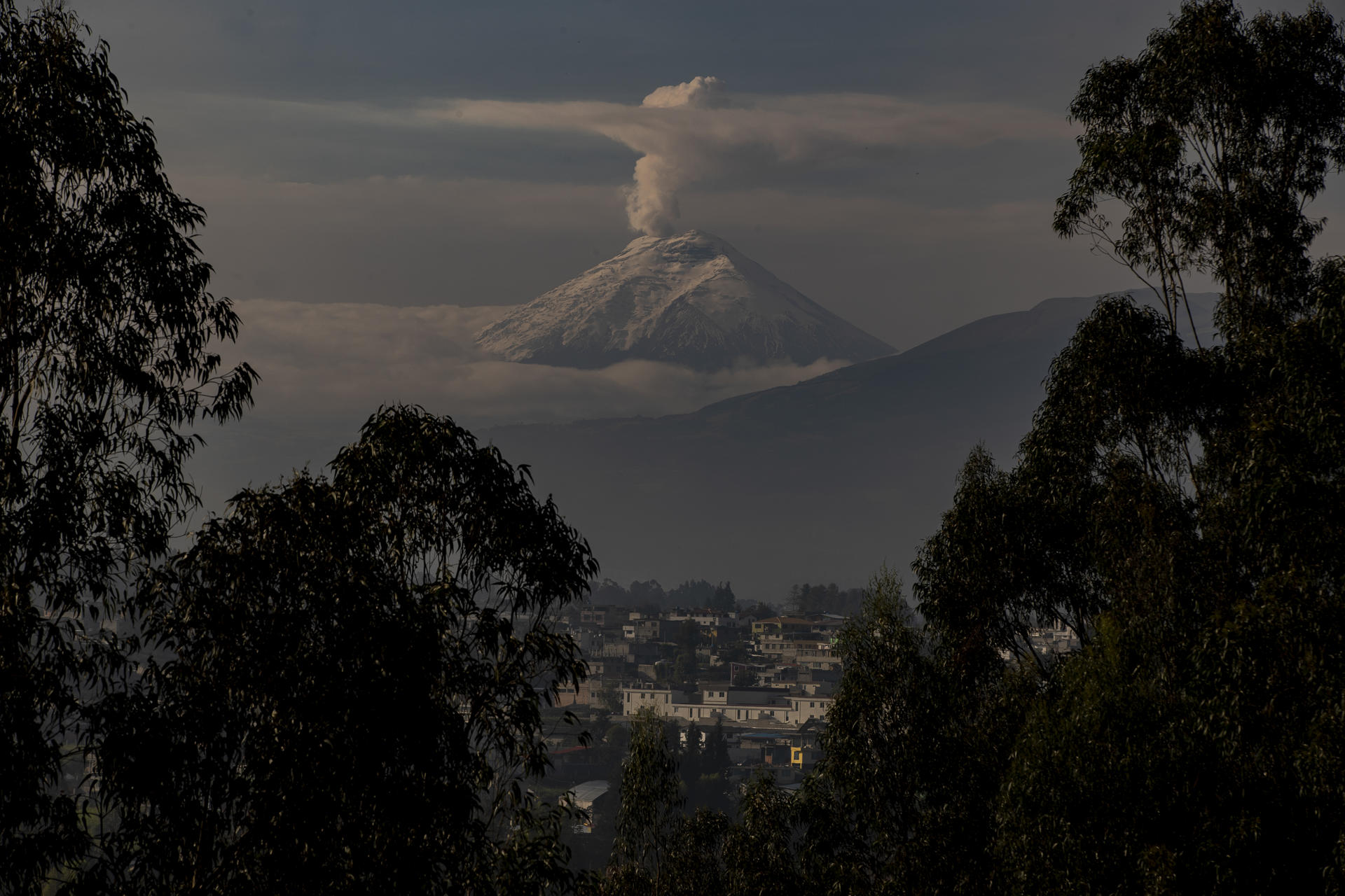 Los volcanes Cotopaxi, Sangay y Reventador lanzan ceniza en Ecuador