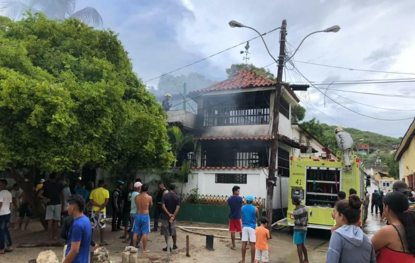 Incendio en Pampatar: Familia perdió gran parte de su casa tras cortocircuito (Video)