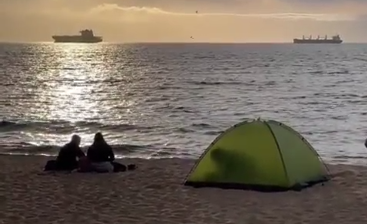 Linda parejita pensó que no serían descubiertas sus travesuras en la playa… todo salió mal (VIDEO)