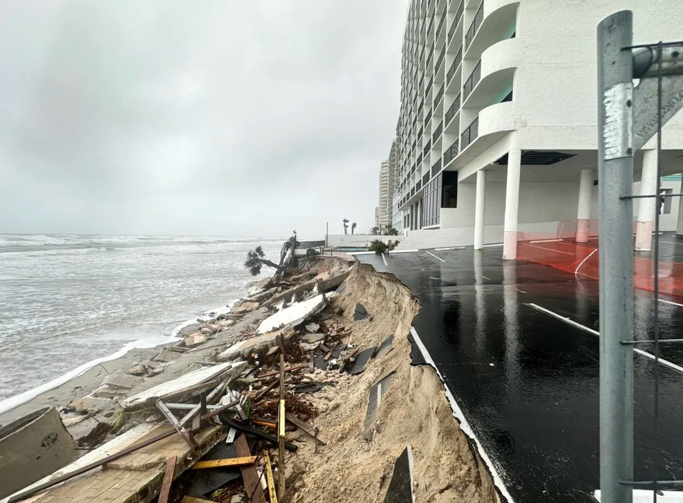 VIDEO: Parking de un hotel desapareció bajo las olas causadas por Nicole en Miami