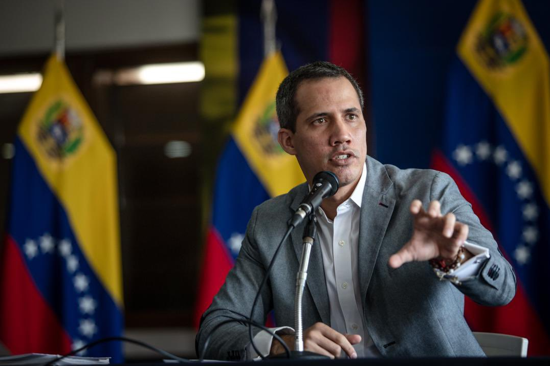 El mensaje de Juan Guaidó: crisis salarial, lucha de docentes y las carreras con carros de lujo del chavismo en La Carlota