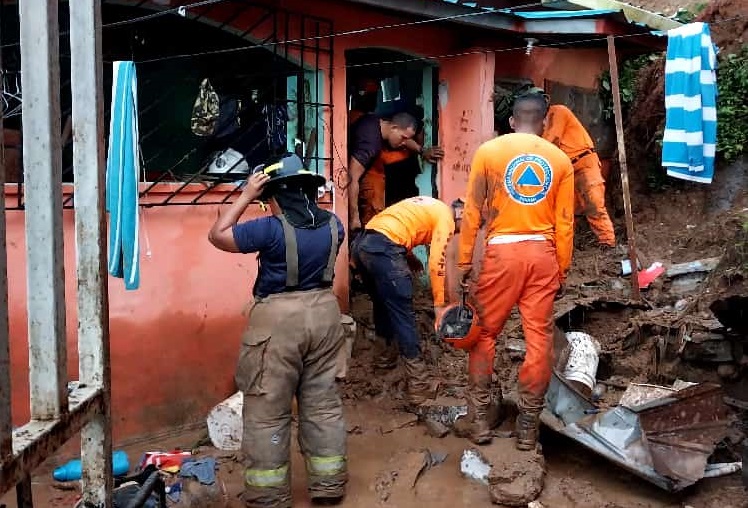 Padre e hijo mueren sepultados por alud causado por las lluvias en Panamá