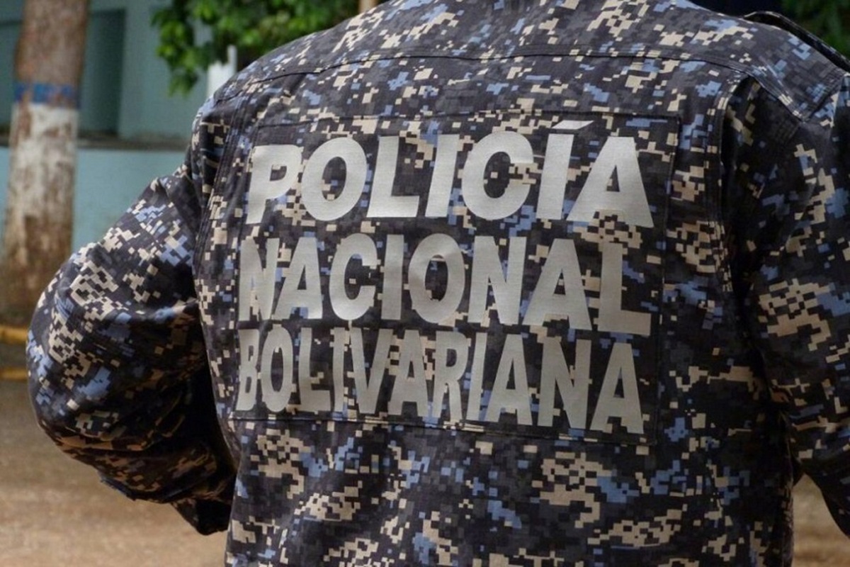 Funcionarios de la PNB ayudaron a dar a luz a mujer en plena avenida de Cumaná (Video)