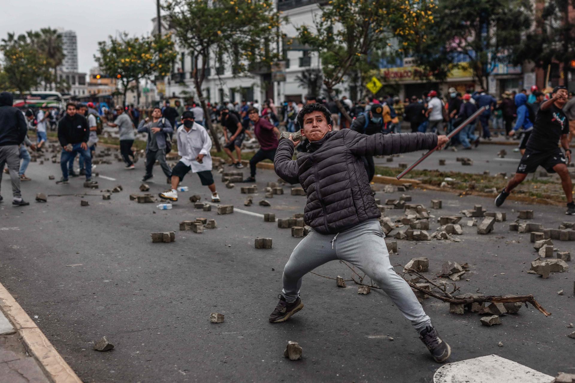Murieron dos manifestantes durante disturbios que piden adelanto de elecciones en Perú