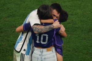 ¡Orgullosos de Messi! La emoción de Antonela Rocuzzo y sus hijos ante la copa de Argentina (FOTOS)
