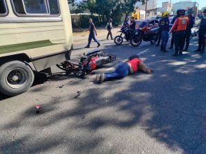 Trágico accidente en Aragua: murió al estrellar su moto contra una camioneta de pasajeros