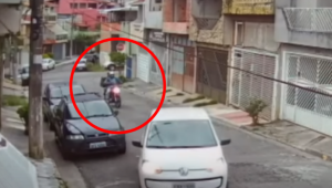 EN VIDEO: El momento en que un conductor “se llevó por delante” a dos motomalandros que lo querían asaltar