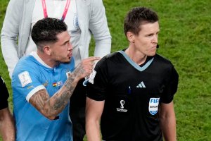Defensor uruguayo se volvió loco tras polémica eliminación en Qatar: agredió a empleado Fifa y los tachó de ladrones (IMÁGENES)