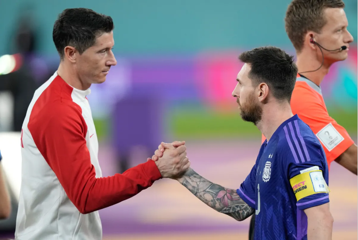 Lewandowski: Espero jugar con Messi la próxima temporada