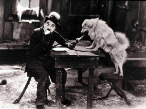 A 45 años de la muerte de Chaplin: cuatro matrimonios, “miles” de amantes y un cadáver secuestrado del cementerio