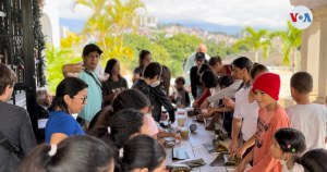 Niños aprenden a hacer hallacas, el plato típico de Navidad en Venezuela (Fotos y Video)