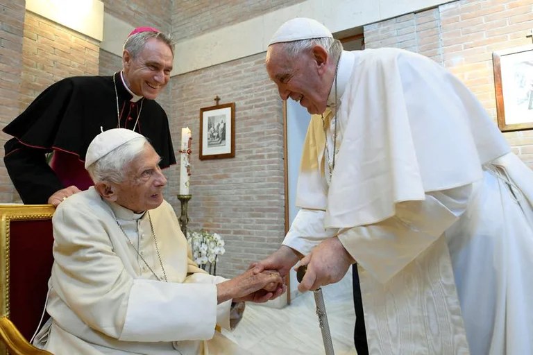 El papa Francisco presidirá el funeral de Benedicto XVI el #5Ene