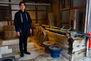 Una centenaria fábrica de salsa de soja busca revitalizar un pueblo japonés