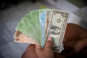 Precio del dólar oficial sigue al alza tras superar los 19 bolívares