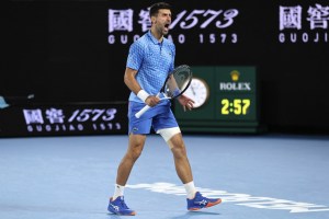 Un Djokovic preocupado por su lesión superó la segunda ronda del Abierto de Australia