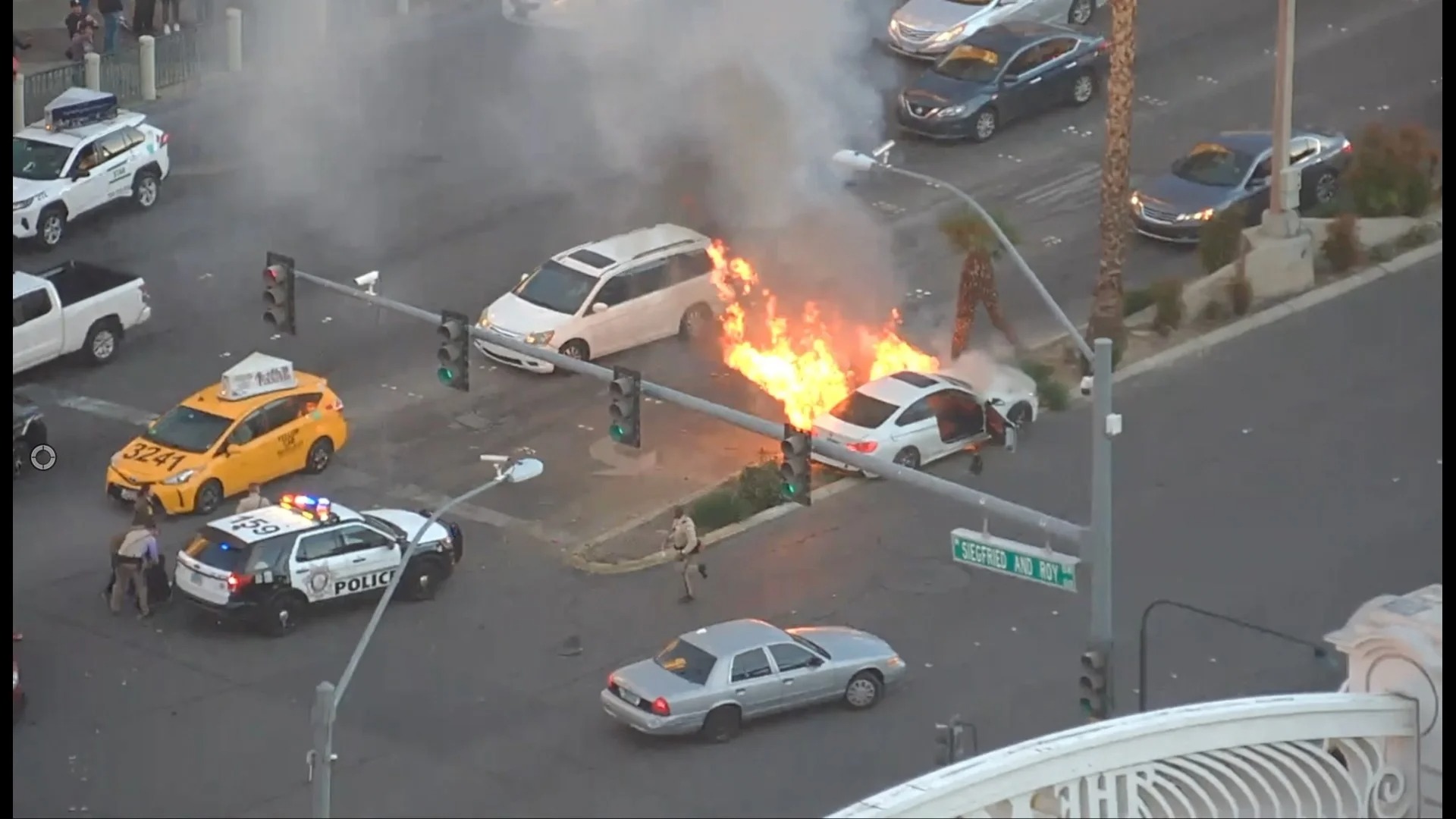 VIDEO: El increíble rescate de un hombre atrapado en un auto que se incendió en boulevard de Las Vegas